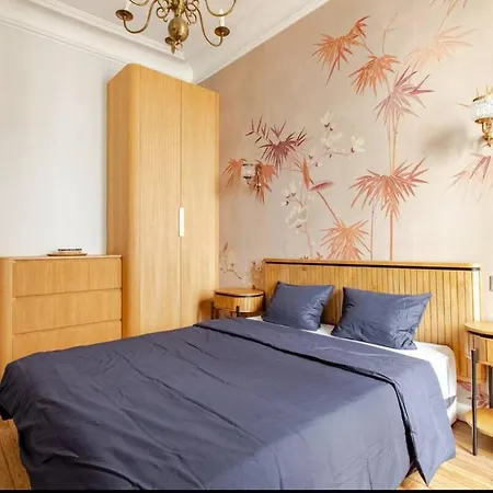 Very Chic Next To Trocadero And Eiffel Tower *