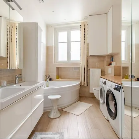 Very Chic Next To Trocadero And Eiffel Tower 파리