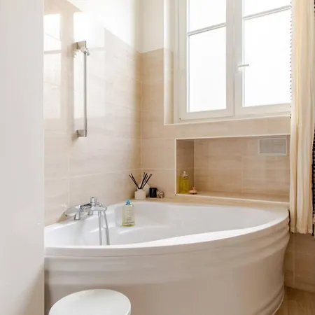 Very Chic Next To Trocadero And Eiffel Tower *