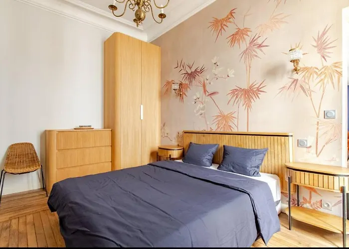 Very Chic Next To Trocadero And Eiffel Tower *