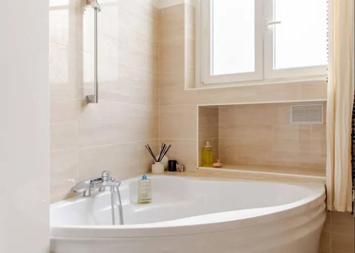 Very Chic Next To Trocadero And Eiffel Tower *